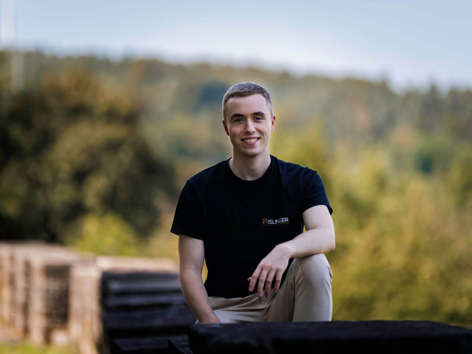 Philipp Rislinger im Studio von Rislinger Marketing in Eiterfeld bei einer Videoproduktion